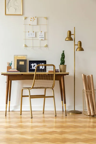 Cadeira Ouro Mesa Com Laptop Interior Escritório Casa Branco Com — Fotografia de Stock