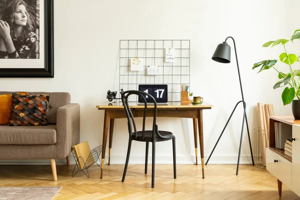 Preto Cadeira Madeira Uma Lâmpada Assoalho Industrial Por Uma Mesa — Fotografia de Stock