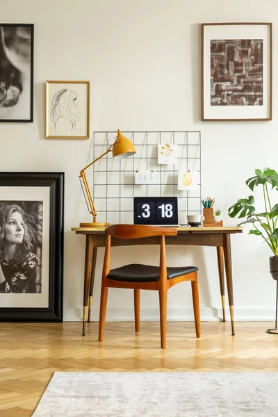 Holzstuhl Schreibtisch Mit Lampe Und Laptop Weißem Homeoffice Interieur Mit — Stockfoto