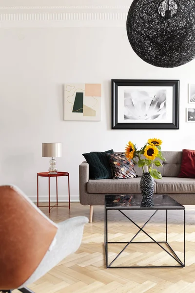 Girassóis Mesa Sala Estar Moderna Interior Com Lâmpada Cartazes Acima — Fotografia de Stock