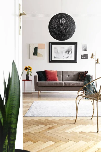 Lâmpada Acima Sofá Branco Moderno Apartamento Interior Com Planta Cartazes — Fotografia de Stock