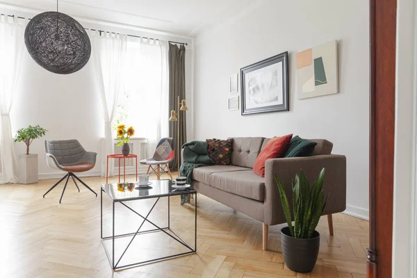 Tabel Naast Bankstel Plant Woonkamer Interieur Met Grijze Fauteuils Posters — Stockfoto