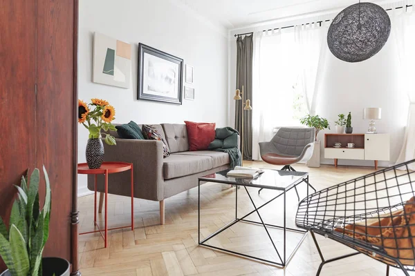 舒适沙发上的向日葵 明亮的起居室内饰 家具和装饰风格各异 — 图库照片