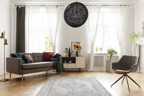 Teppich Zwischen Sessel Und Couch Wohnzimmer Mit Fenstern Und Sonnenblumen — Stockfoto