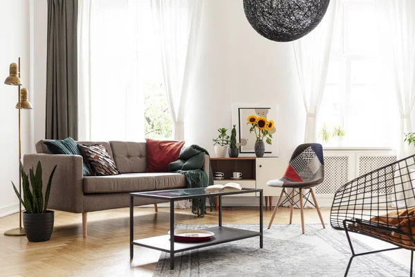Sofá Castanho Simples Com Almofadas Interior Eclético Sala Estar Branca — Fotografia de Stock
