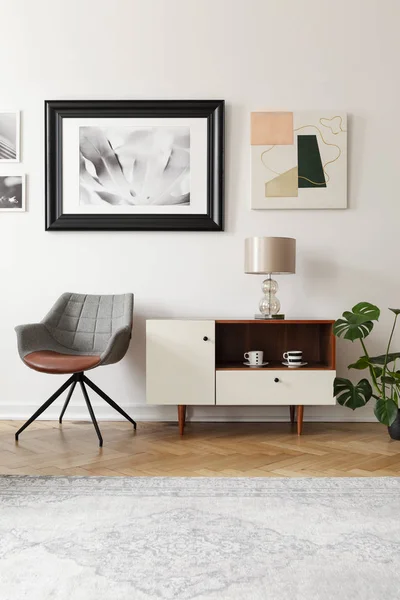 Sillón Gris Junto Armario Blanco Con Lámpara Interior Del Loft — Foto de Stock