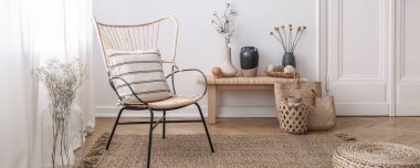 Beyaz daire iç koltukta yastık üzerinde ahşap dışkı çiçekli Panoraması. Gerçek fotoğraf