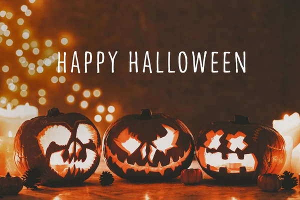 Bildunterschrift Happy Halloween Auf Dem Foto Von Drei Gruseligen Kürbislaternen — Stockfoto