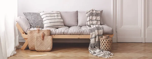 Panorama Cuscini Coperta Divano Beige Legno Bianco Interno Piatto Con — Foto Stock