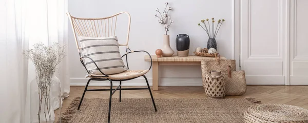 Panorama Oreiller Sur Fauteuil Dans Appartement Blanc Intérieur Avec Des — Photo