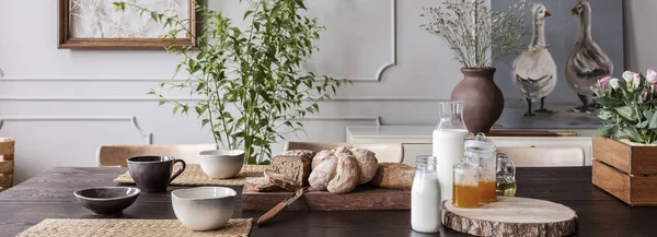 Panorama Van Houten Tafel Met Kommen Brood Melk Honing Grijs — Stockfoto