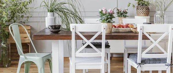 花植物との素朴なダイニング ルームのインテリアと木製のテーブルで椅子のパノラマ 実際の写真 — ストック写真