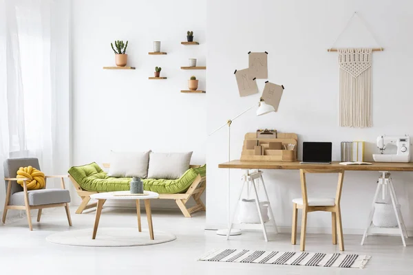 Eenvoudige Thuis Kantoor Met Een Bureau Een Woonkamer Interieur Versierd — Stockfoto