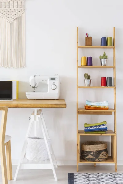 Echte Foto Van Een Naaimachine Een Bureau Naast Een Houten — Stockfoto