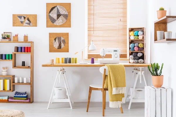 Véritable Photo Intérieur Coloré Avec Bureau Une Machine Coudre Des — Photo