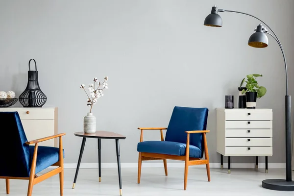 Fleurs Sur Table Bois Entre Fauteuils Bleus Intérieur Plat Gris — Photo