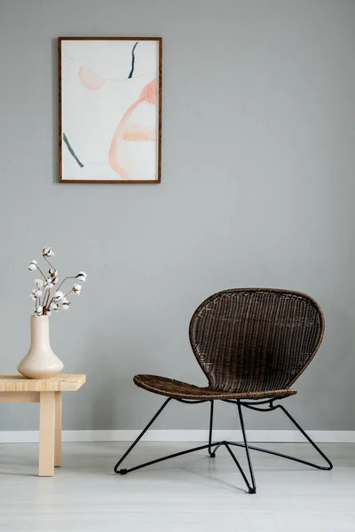 Modern Fotel Mellett Fából Készült Asztal Virágok Szürke Belső Poszter — Stock Fotó