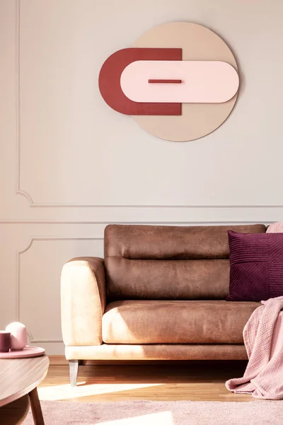 Plakát Nad Kožená Pohovka Fialový Polštář Interiéru Moderního Obývacího Pokoje — Stock fotografie
