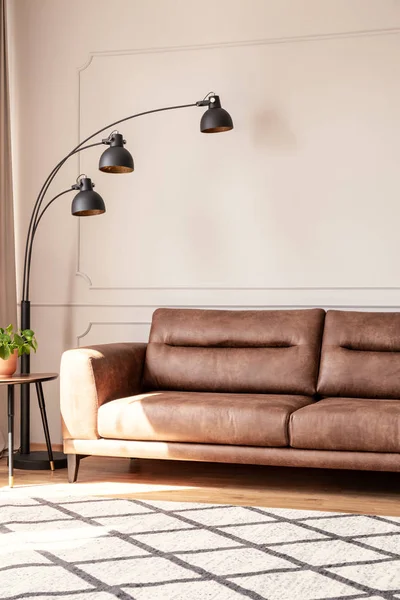 Lampe Côté Canapé Cuir Dans Salon Blanc Intérieur Avec Tapis — Photo