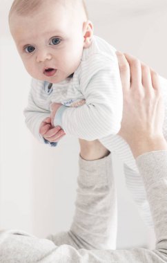 Şirin bebek çizgili tulumlardan gidiyor anne dikey görünüm