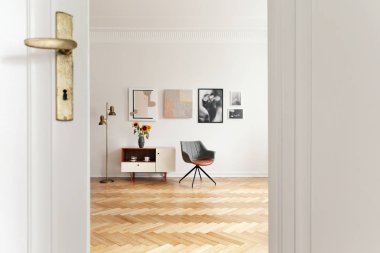 Balık Sırtı yere, altın lamba, Galeri yanındaki kapıdan gerçek fotoğraf ayçiçeği ile dolap duvar ve gri sandalye ayakta beyaz salon iç