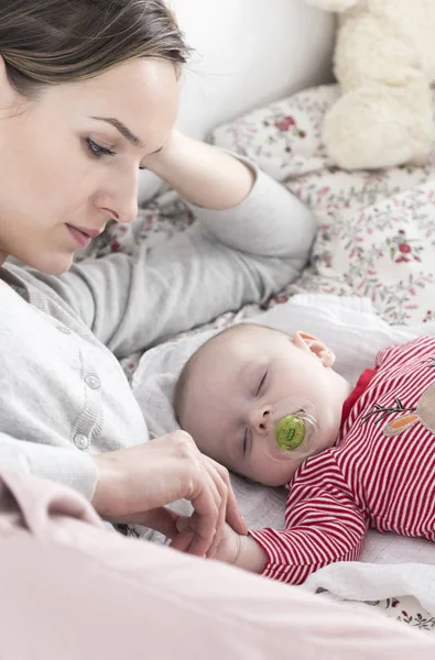 Schöne Mutter Liegt Mit Ihrem Neugeborenen Bett — Stockfoto