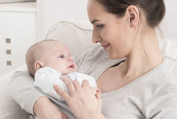Schöne Lächelnde Mutter Mit Kleinem Baby Arm — Stockfoto