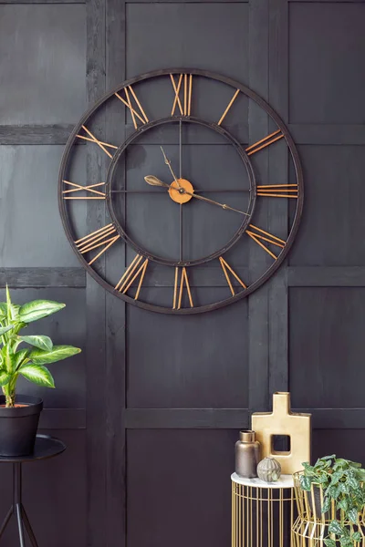 Foto Real Con Primer Plano Gran Reloj Colgando Pared Negra — Foto de Stock