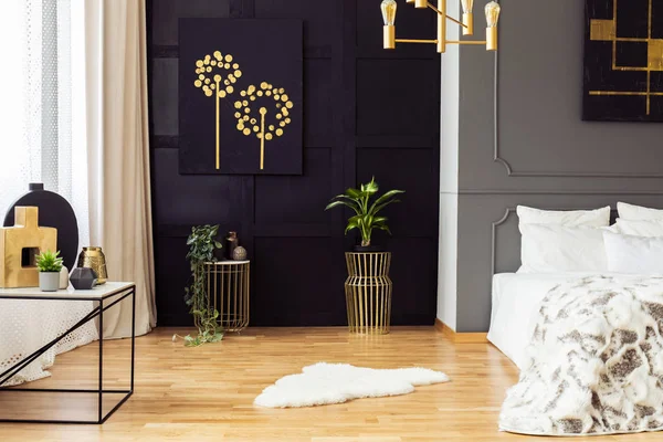 Donker Grijs Slaapkamer Interieur Met Bont Tapijt Gouden Accessoires Eenvoudige — Stockfoto