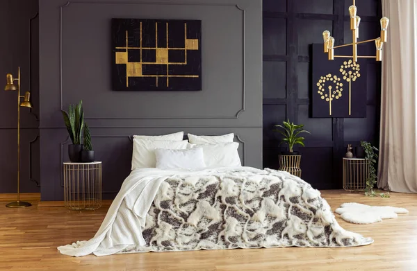 Almohadas Blancas Cama Con Dibujos Interior Del Dormitorio Gris Con — Foto de Stock