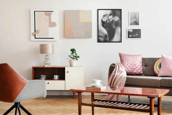 Rigtige Foto Hvid Stue Interiør Med Plakat Væggen Sofa Med - Stock-foto