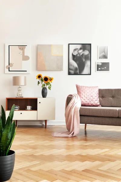 Galeria Wnętrz Biały Pokój Dzienny Sofa Różowy Poduszkę Kołdrę Słoneczniki — Zdjęcie stockowe