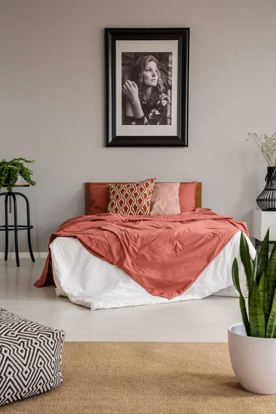 Poster Grijs Muur Boven Bed Met Rode Bladen Slaapkamer Interieur — Stockfoto