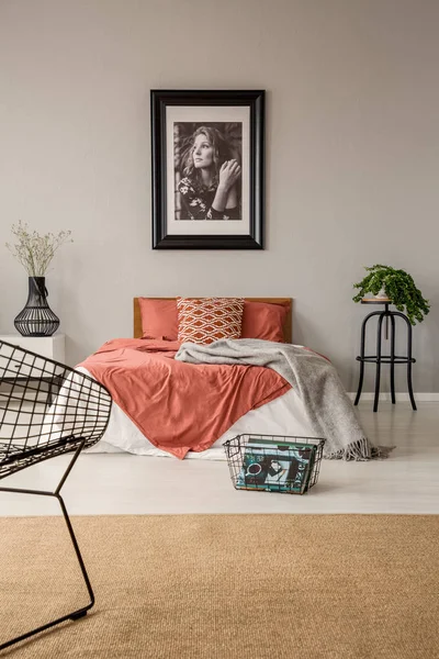 Fauteuil Tapijt Grijs Slaapkamer Interieur Met Poster Boven Rode Bed — Stockfoto