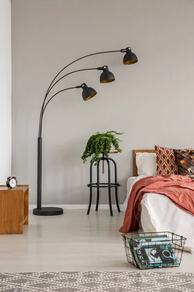 Lamp Plant Tafel Naast Bed Met Rode Deken Grijs Slaapkamer — Stockfoto