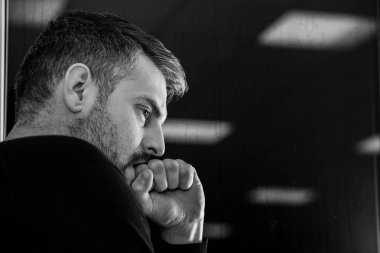 Depresyonda ve üzgün adam alkolizm sorunu holding ile el yüzünde.