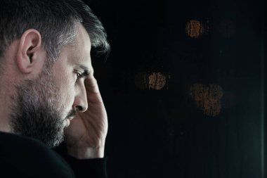 Sinir krizi ve alkolizm sorun kopya alanı yanındaki adam
