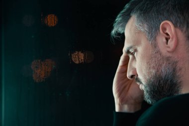 Alan sonraki sinir krizi ile üzgün adamın yüzünü de-bağımlılığı tedavi sırasında kopyalayın
