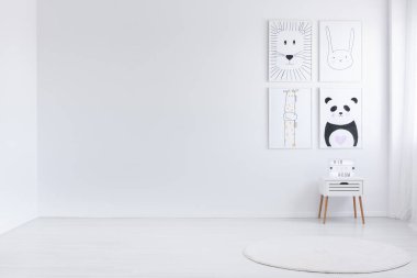 Posterler ile beyaz duvar alanı basit çocuğun odası iç kabin ve halı ile kopyalayın. Gerçek fotoğraf