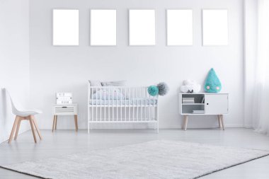 Mockup beyaz bebek odası iç sandalye ve halı Koltuk altlna yukarıda boş poster. Gerçek fotoğraf