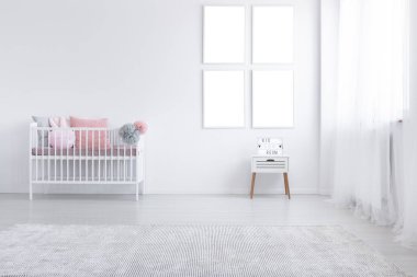 Mockup beyaz çocuğun odası iç beşiği ve halı ile dolapta yukarıda boş poster. Gerçek fotoğraf