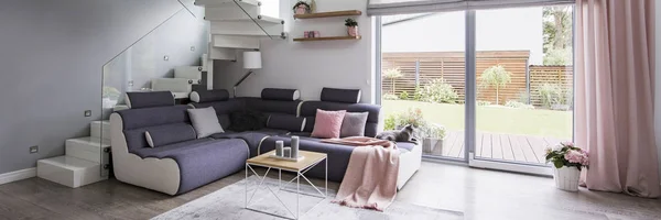 Meja Samping Sofa Sudut Ruang Tamu Interior Cerah Dengan Bunga — Stok Foto