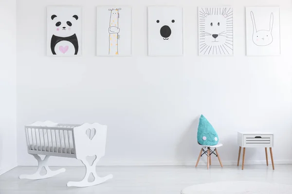 Carteles Pared Blanca Interior Habitación Mínima Para Niños Con Cuna —  Fotos de Stock