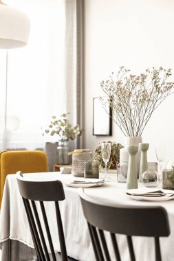 Sandalye ve masa çiçek ve sofra yemek odası iç Close-up. Gerçek fotoğraf