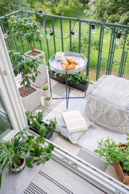 Yemek ve dinlenme ile rahat bir Osmanlı, dize ışık ve tatlı hamur işleri ve kahve ile bir tepsi yeşil bir balkon için güzel mekan