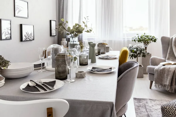 Primer Plano Una Mesa Bien Colocada Con Platos Vasos Interior —  Fotos de Stock