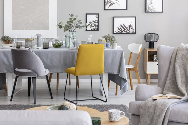 Chaise Jaune Côté Une Table Dans Intérieur Salle Manger Gris — Photo