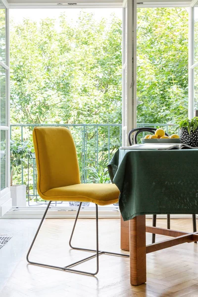 Chaise Jaune Côté Une Table Dans Une Salle Manger Intérieur — Photo