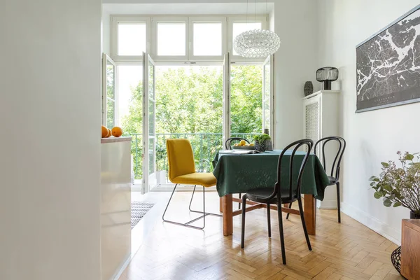 在一个白色厨房内饰的人字铺地板的木桌周围的餐椅 开放式阳台 — 图库照片