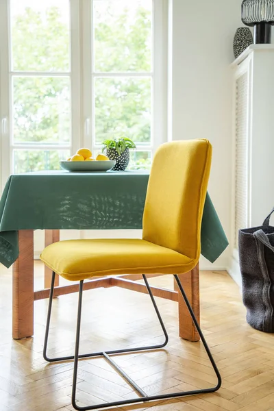 테이블과 인테리어에 노란색 장식과 현대의 — 스톡 사진